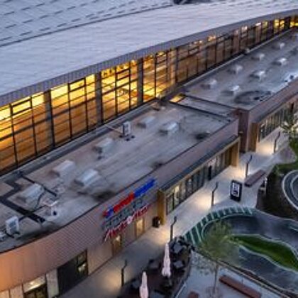 A bird&#039;s eye view of the G3 Gerasdorf shopping center with its outdoor sports area