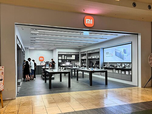 Blick auf eine Xiaomi-Filiale in einem Shopping-Center.