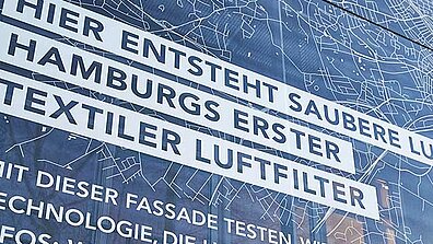 Der textile Luftfilter ist an einer Gebäudefassade angebracht
