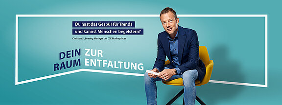 Ein Mann vor einem türkisem Hintergrund, im Hintergrund ein Rahmen, der die Worte "Creating space. Inspiring people. Wir geben dir Raum, Menschen zu inspirieren. Finde deinen Platz bei uns. Dein Raum zur Entfaltung." umschließt.