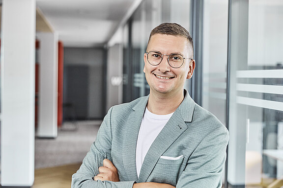 Portrait of Kevin Kurz, smiling friendly into the camera.