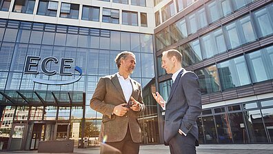 Henrie W. Koetter und Jan-Hendrik Walloch vor dem ECE-Campus.