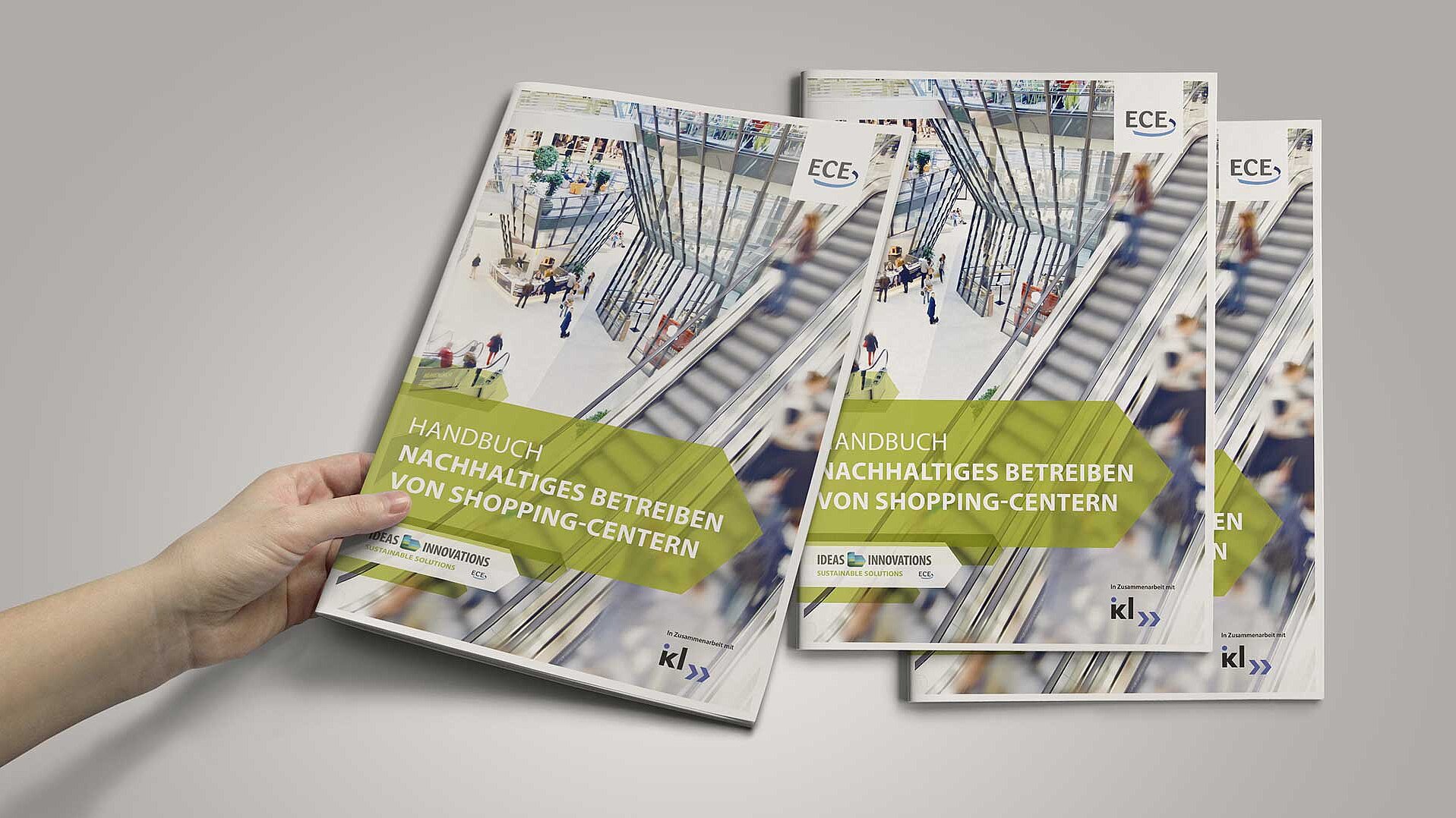 Drei Handbuch-Exemplare der ECE mit dem Titel &quot;Nachhaltiges Betreiben von Shopping-Centern&quot;