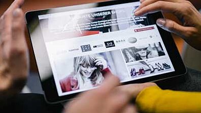 Screen of a tablet on which the page of an online shopping portal is open