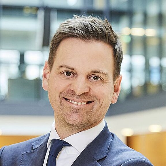 Portrait of Daniel Steiner, smiling friendly into the camera.