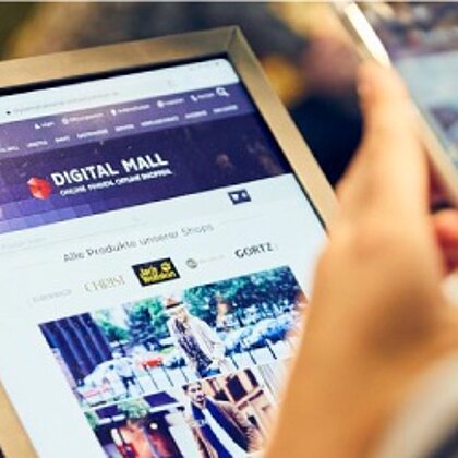 Auf dem Gerät einer Person ist die Webseite „Digital Mall“ geöffnet.