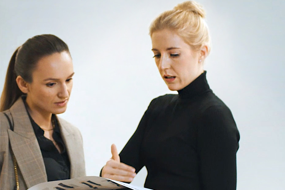 Auf dem Bild sind zwei Frauen zu sehen, die sich gemeinsam eine Leasing-Unterlage angucken.