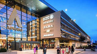 Ansicht auf das Shopping-Center &quot;Adigeo&quot; in Verona bei Abenddämmerung