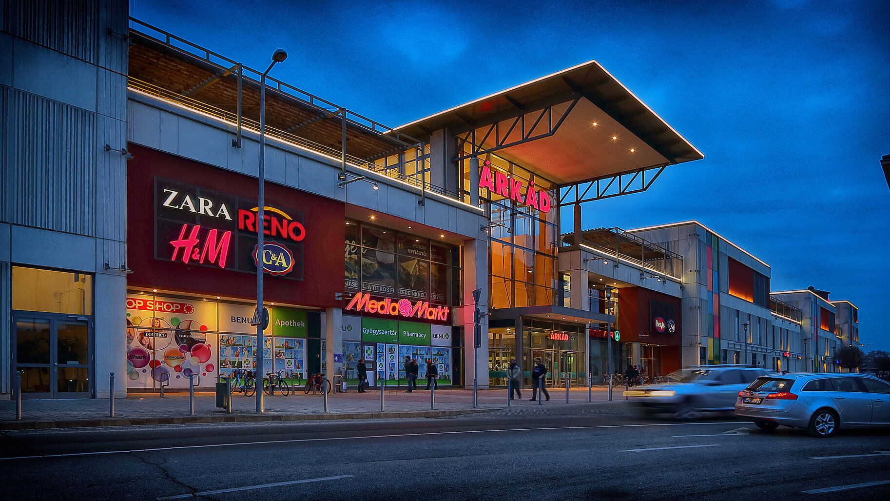 Blick auf das Einkaufszentrum Arkad Györ in Ungarn bei Abend.