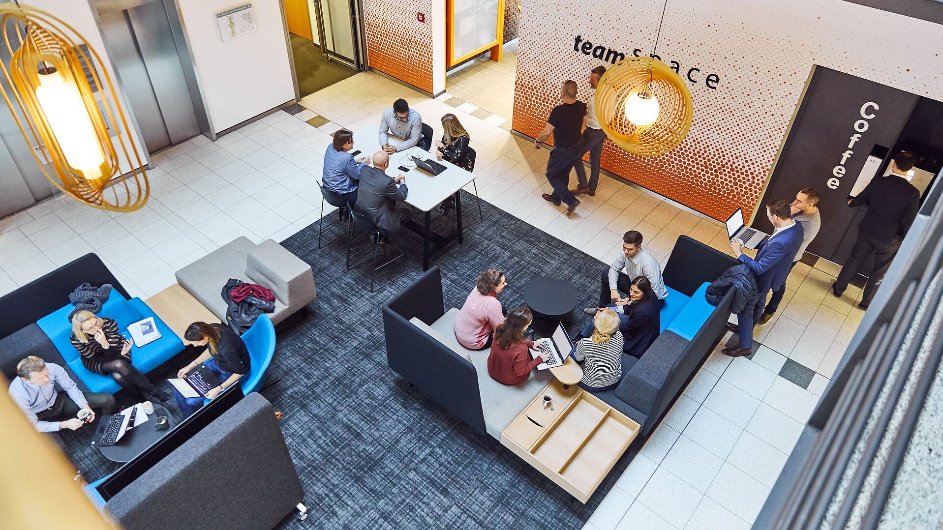 Mitarbeitende sitzen in einem Coworking-Space