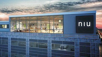 Blick auf die Fassade des Hotels &quot;niu&quot; mit großen Fenstern.