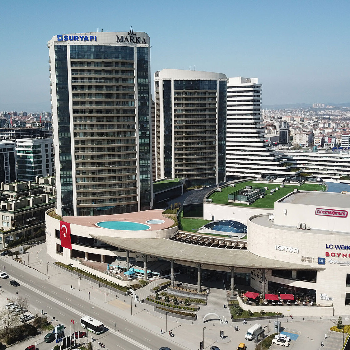 Vogelperspektive auf das Shoppung-Center Sur Yapı Marka in Bursa, Türkei