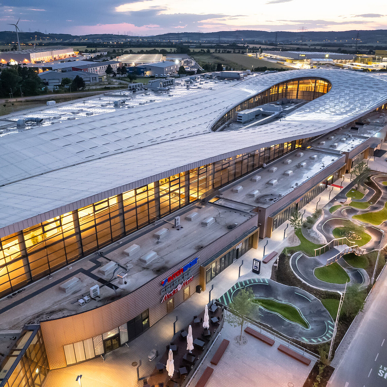 Vogelperspektive auf das G3 Shopping Resort Gerasdorf, Österreich