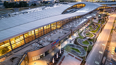 Vogelperspektive auf das G3 Shopping Resort Gerasdorf, Österreich