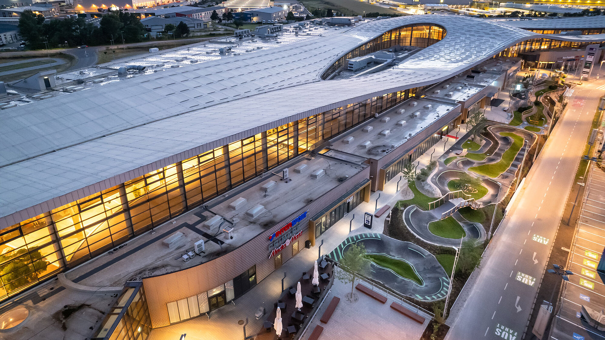 Vogelperspektive auf das G3 Shopping Resort Gerasdorf, Österreich