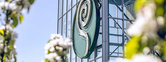 An der Glasfassade des Rosengårdcentret, einem Shopping-Center in Dänemark, prangt das riesige Logo