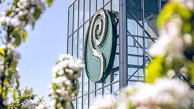 An der Glasfassade des Rosengårdcentret, einem Shopping-Center in Dänemark, prangt das riesige Logo