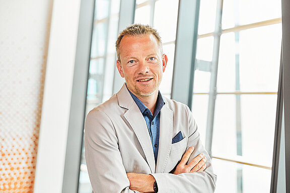 Portrait of Christian Schulz, smiling friendly into the camera.