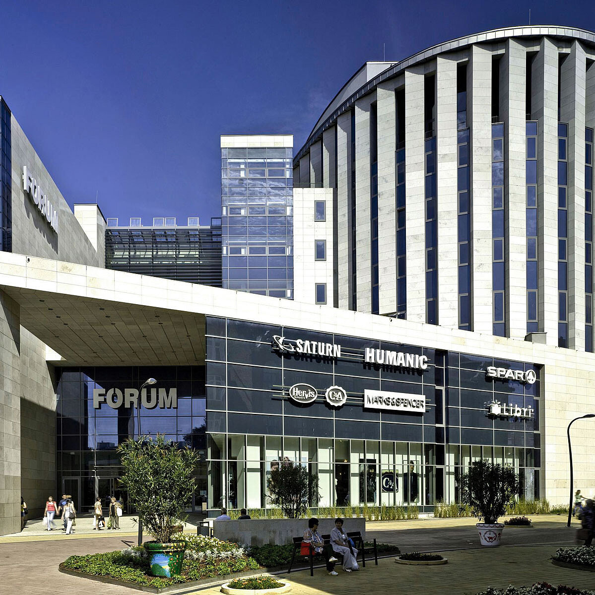 Außenansicht des Shopping-Centers FÓRUM in Debrecen, Ungarn