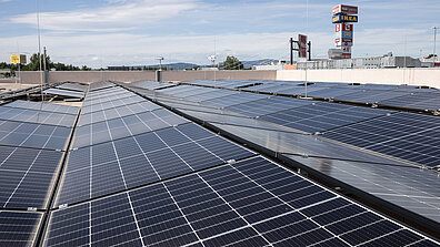 A photovoltaic system consisting of several solar cells is installed on a roof.