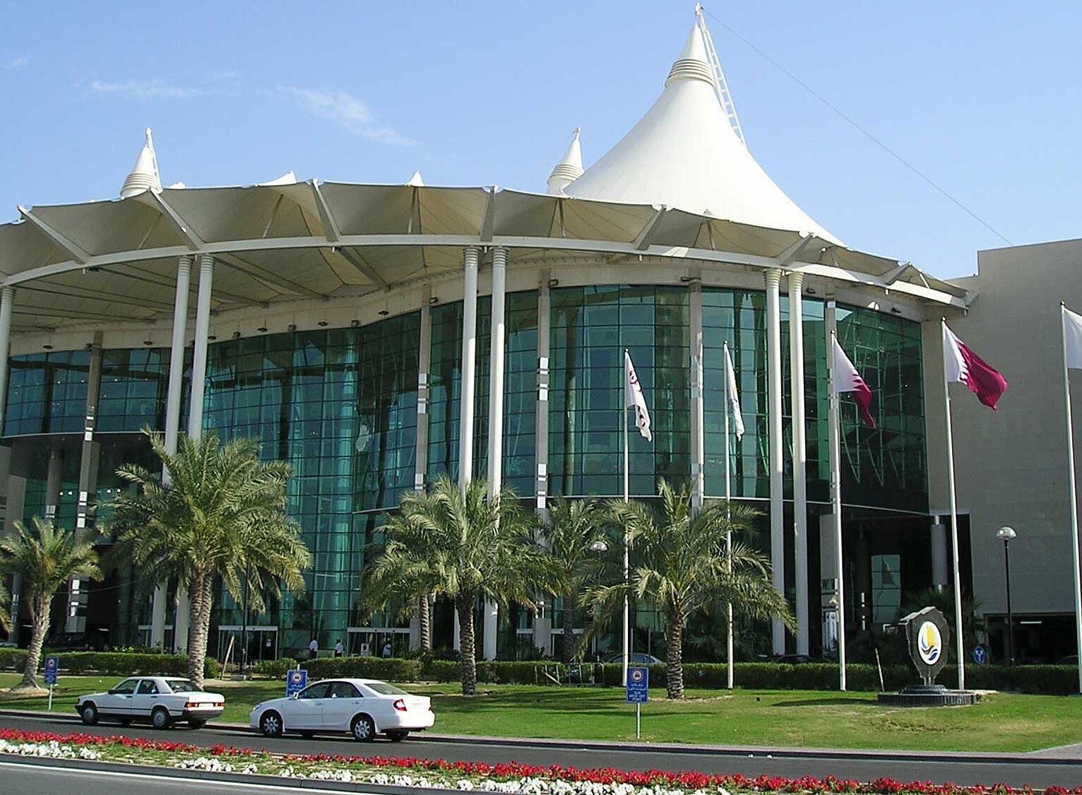 Innenansicht eines Shopping-Center-Gebäudes in Katar mit großer Glaskuppel