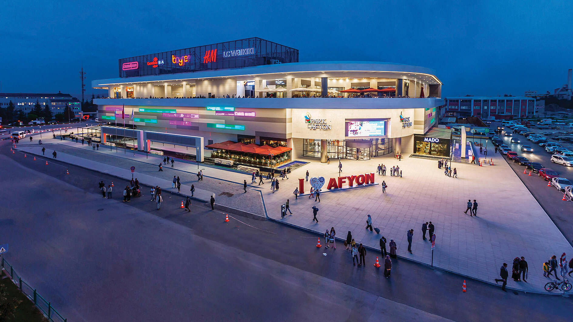 Blick auf das türkische Einkaufszentrum Park Afyon und das Außengelände bei Abend. 