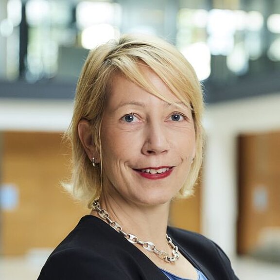 Portrait of Katja Freese, smiling friendly into the camera.