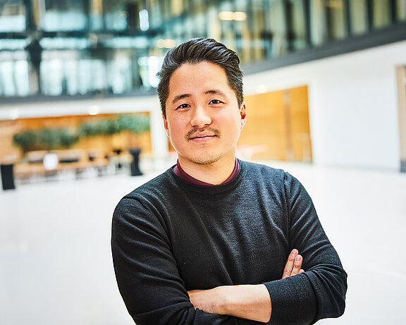 Portrait of Gin Ho Lee, smiling friendly into the camera.