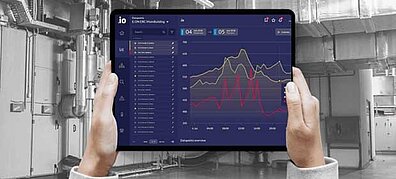 A diagram is displayed on a screen, with a machine room in the background