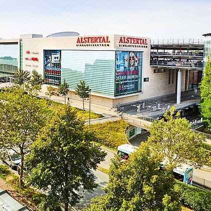 Blick von oben auf das Shoppingcenter Alstertal-Einkaufszentrum in Hamburg.