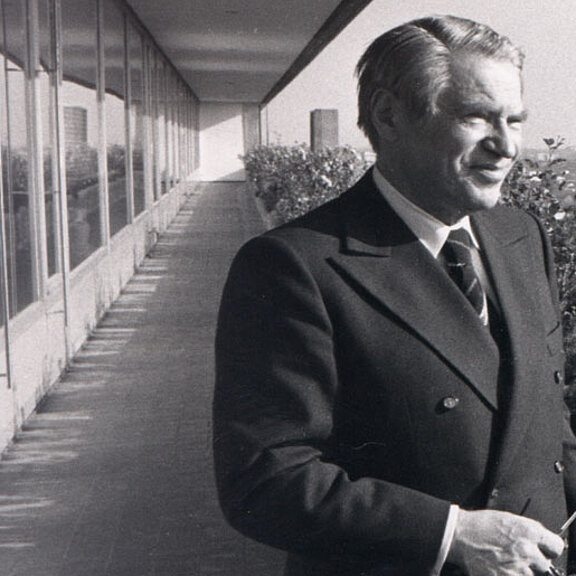 Schwarz-weiß Fotografie mit Werner Otto im Vordergrund