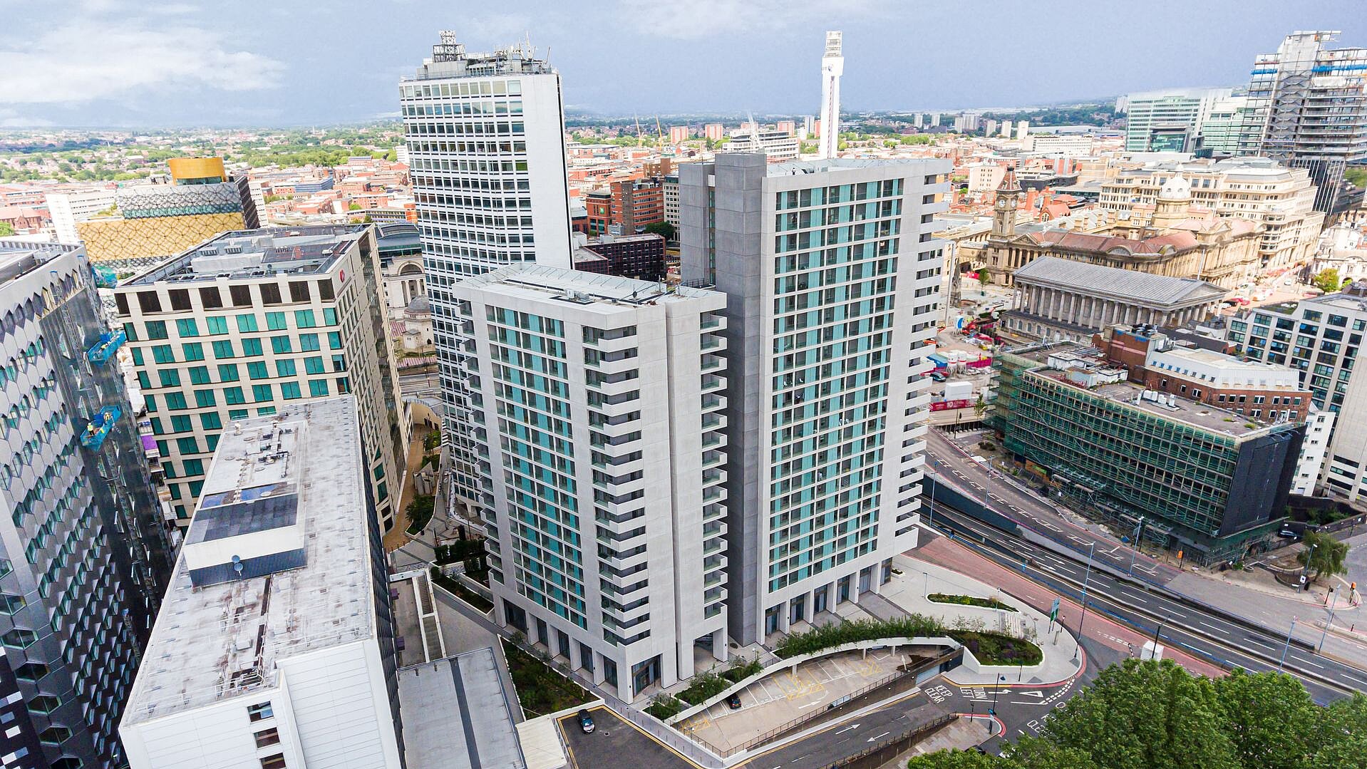 Luftaufnahme eines Hochhäuserkomplexes in Birmingham, Großbritannien