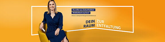 Eine Frau vor einem orangenem Hintergrund, im Hintergrund ein Rahmen, der die Worte "Creating space. Inspiring people. Wir geben dir Raum, Menschen zu inspirieren. Finde deinen Platz bei uns. Dein Raum zur Entfaltung." umschließt.