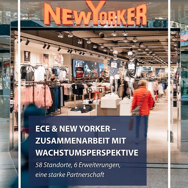 Ein gut beleuchteter New‑Yorker‑Store in einem Einkaufszentrum, in den mehrere Personen reingehen, während im Vordergrund ein grafisches Textfeld platziert ist.
