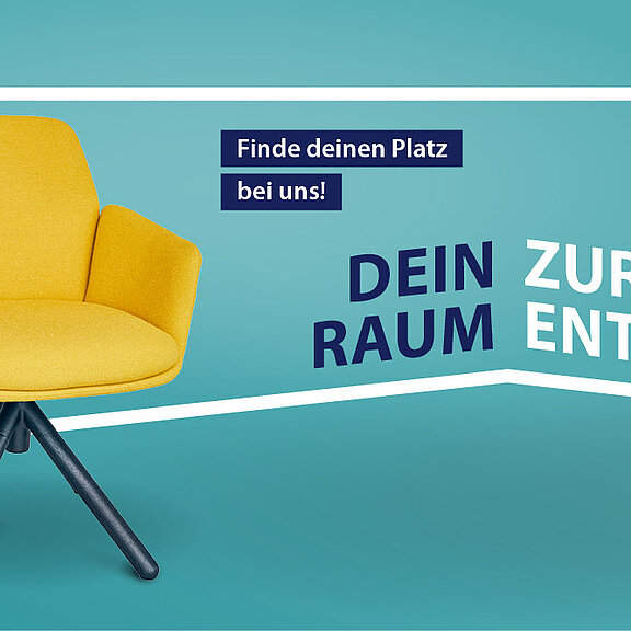 Es ist ein gelber Stuhl vor einem grünen Hintergrund zu sehen. Hinter dem Stuhl befindet sich ein Rahmen, in diesem steht geschrieben "Finde deinen Platz bei uns. Dein Raum zur Enfaltung."