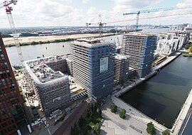 Vogelperspektive auf ein Bauprojekt mit modernen Wohnhäusern in der HafenCity.
