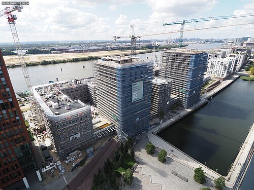Vogelperspektive auf ein Bauprojekt mit modernen Wohnhäusern in der HafenCity.