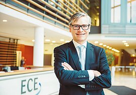 Auf dem Bild ist Alexander Otto zu sehen, im Eingangsbereich des ECE-Gebäudes