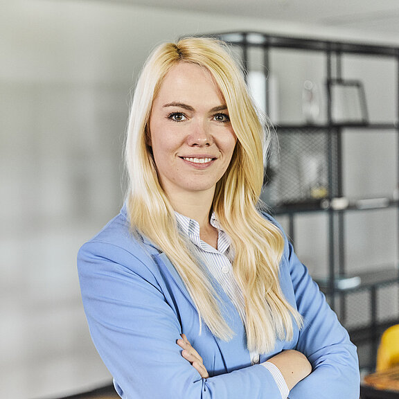 Portrait of Juliane Hagen, smiling friendly into the camera.