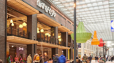 Blick in das Innere des Einkaufszentrums The Playce.