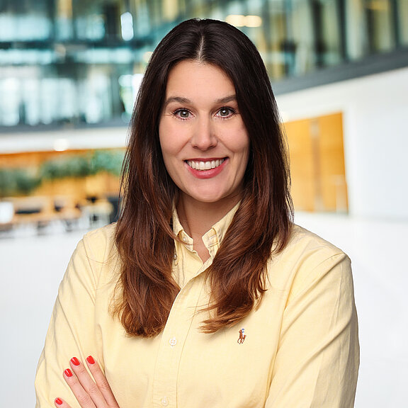 Portrait of Kim Bareis, smiling friendly into the camera.