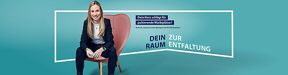 Eine Frau vor einem türkisem Hintergrund, im Hintergrund ein Rahmen, der die Worte "Creating space. Inspiring people. Wir geben dir Raum, Menschen zu inspirieren. Finde deinen Platz bei uns. Dein Raum zur Entfaltung." umschließt.