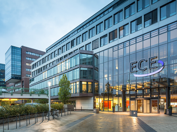 ECE Bürogebäude mit großer Glasfassade.