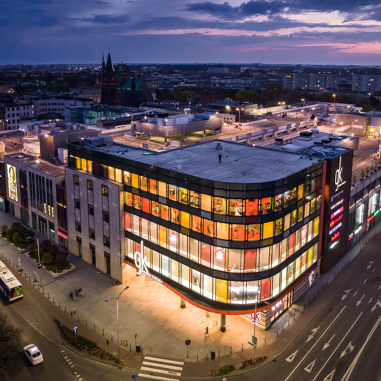 Außenansicht des beleuchteten Shopping-Centers Galeria Kaskada in Stettin, Polen
