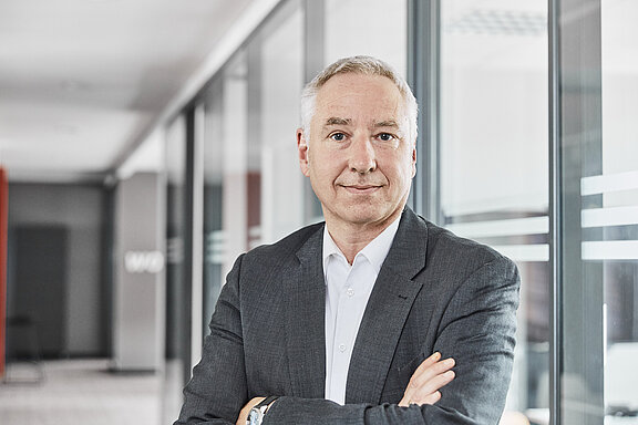 Portrait of Frank Willer, smiling friendly into the camera.