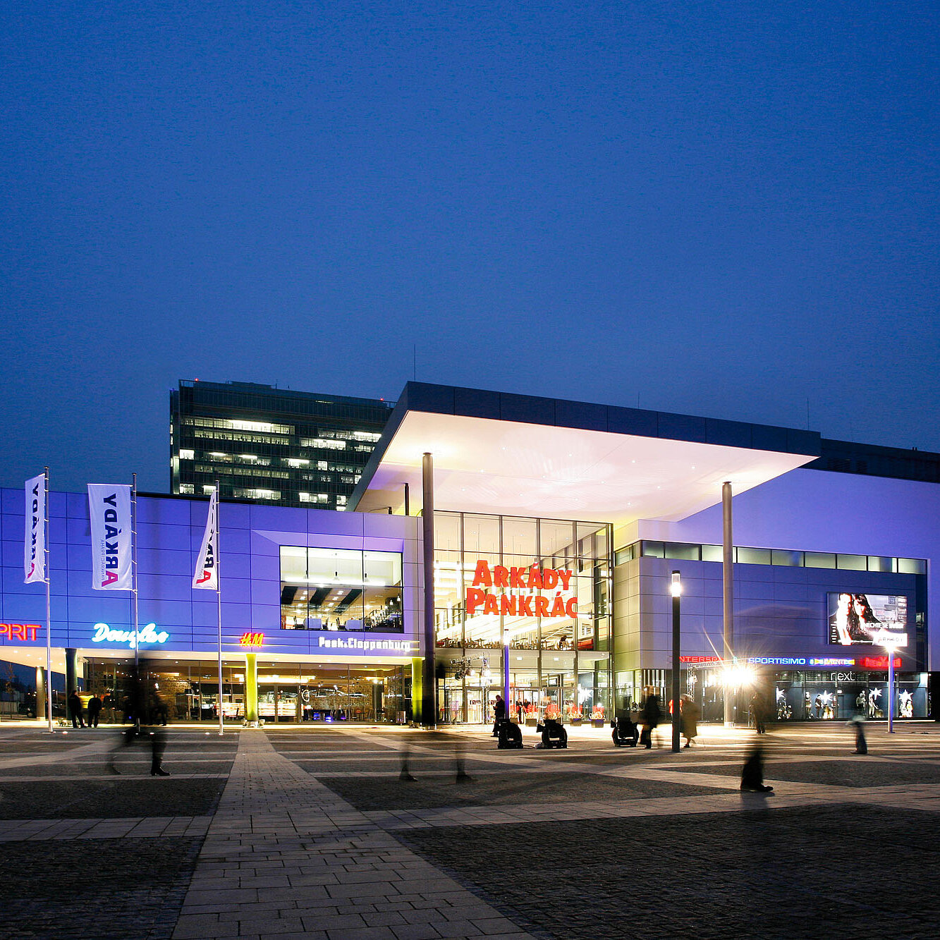 Außenansicht des beleuchtetes Shopping-Centers Arkády-Pankrác in Prag, Tschechien