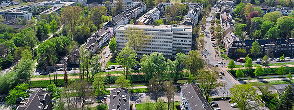 Vogelperspektive auf die Stadt Düsseldorf mit Blick auf ein Wohnhausgebäude.