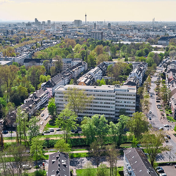 Bird's eye view of the city of Düsseldorf with a view of a residential building.