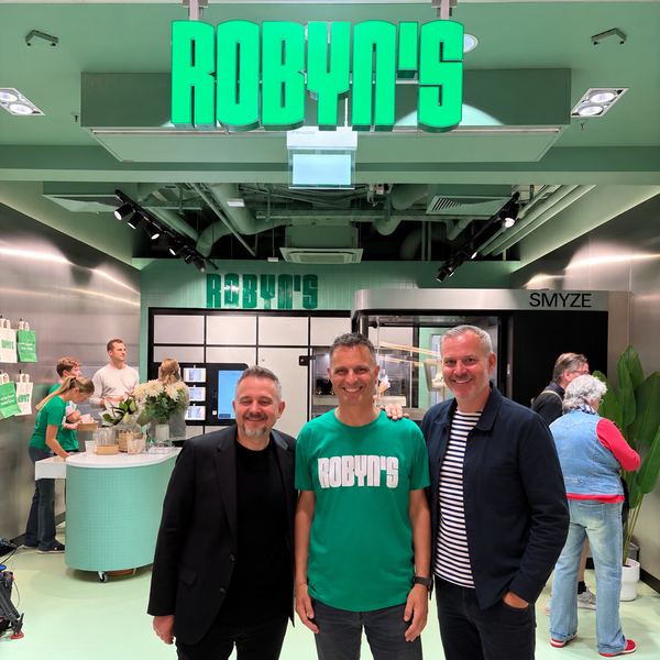 Center-Manager Thomas Oehme mit dem Robyn's Team vor dem Restaurant