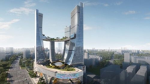 Blick auf ein außergewöhnliches Hochhausgebäude in der Großstadt Shanghai.